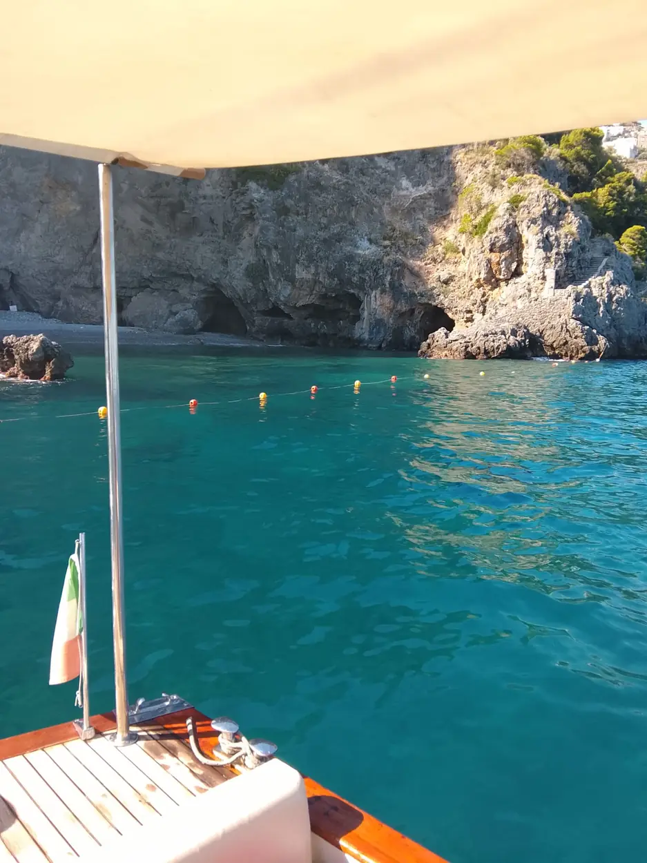 Un momento di relax nelle acque cristalline di una cala della Costiera